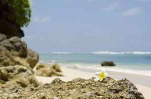 Красивый пляж на Бали, переход с пляжа Карма Кандара к пляжу Финнс