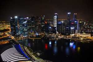 Вид на ночной Сингапур с крыши гостиницы Marina Bay