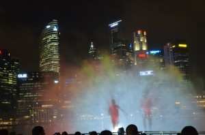 Шоу фонтанов на набережной Marina Bay Сингапур