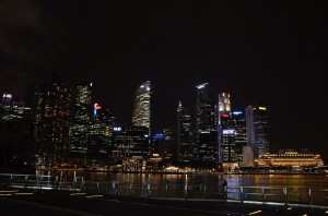 Набережная в центре Сингапура. Ночное время