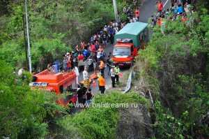 Автобус с 13 пассажирами из Китая упал в ущелье, Бали Улувату