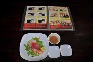 Меню и вкуснецкий салат с лососем в варунг Naruto