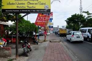 Вид с улицы на варунг Campur -campur