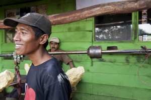 Добыча серы Индонезия вулкан Иджен, взвешивание корзин