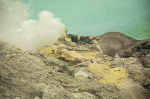 Добыча серы Индонезия из кратера вулкана Иджен