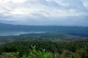 Вид с вершины на озеро Батур
