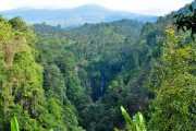 Водопад Сикумпуль утопает в джунглях