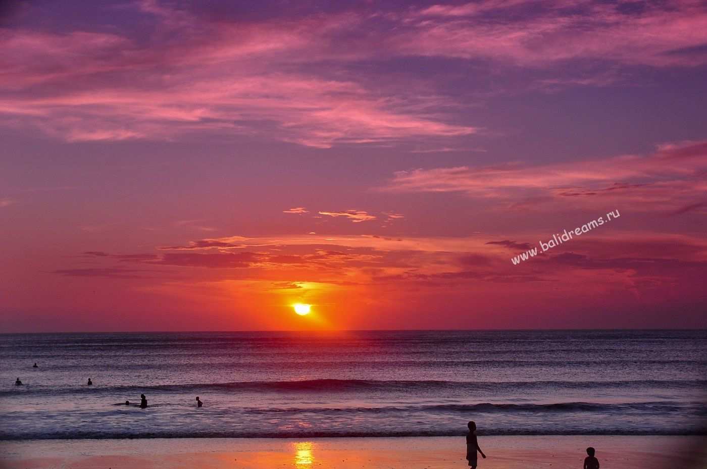Закат на пляже Джимбаран