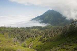 Вид с вулкана на подножье и остров Бали