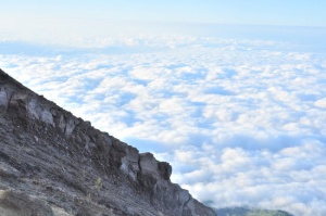 Восхождение на Гунунг Агунг, бескрайние облака на вершине